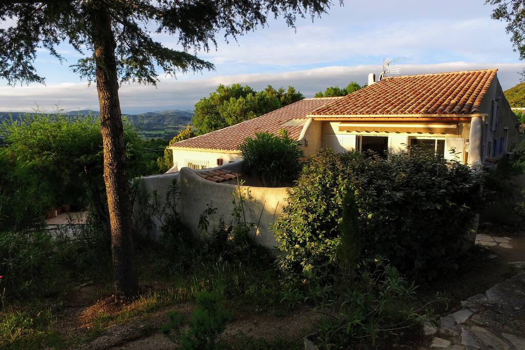 Извилистые дорожки в саду. Тропе дом. Виллы во франции лазурный берег. Тропе дом. Тропе дом.