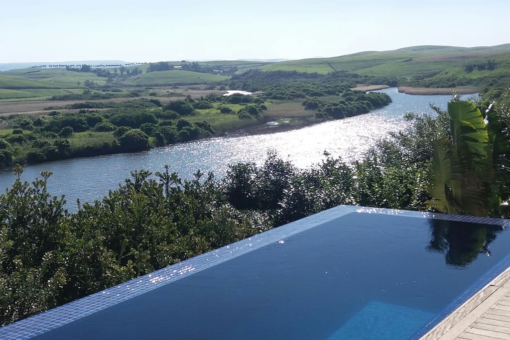 Rim flow pool with martini seat