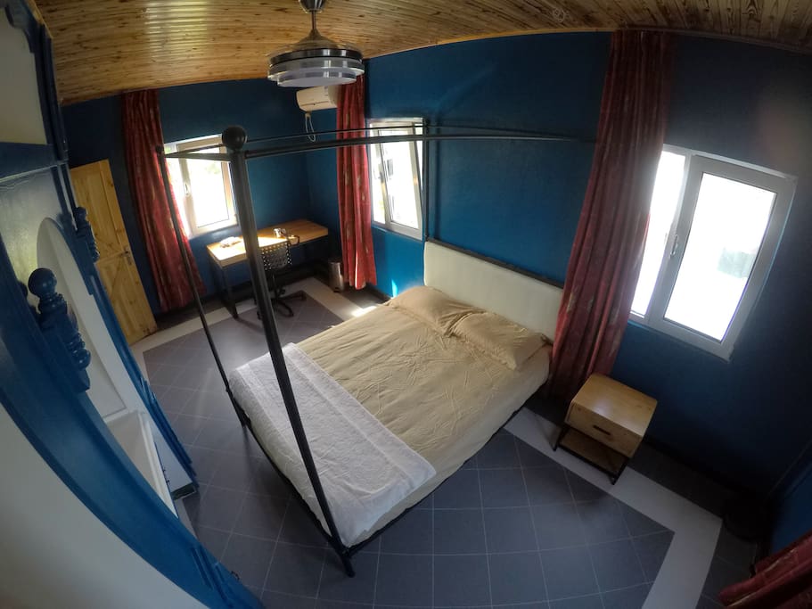 R u looking for a real seaview bedroom ? Cozy soho world