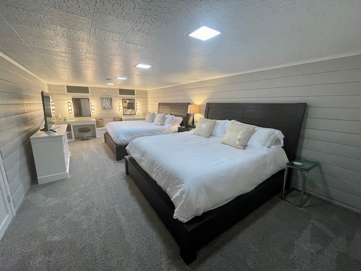 Две двойни легла, две самостоятелни станции, 55 - инчов смарт телевизор