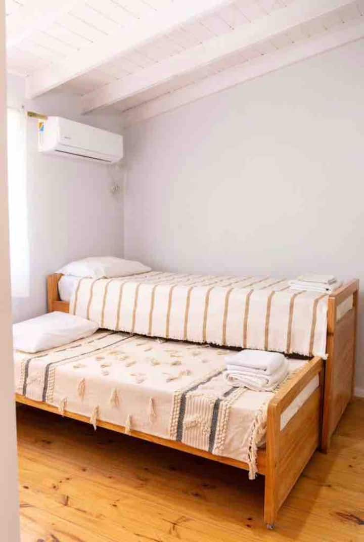 Chambre secondaire avec 2 lits nid  de 1 place c/u.