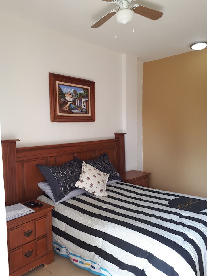 Основна спалня с двойно легло,всички с вентилатори на телевизора и тавана. 