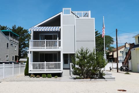 Beach Haven 7 -> 7 Bedrooms 100yds from the beach