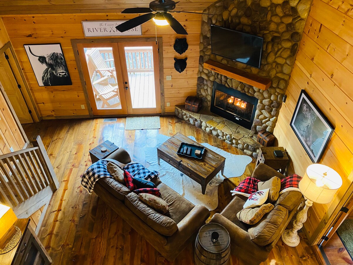 Successful Airbnb property: $95 rates Aug & Sept! Mnt View, Sleeps 10, Hot Tub in Ellijay