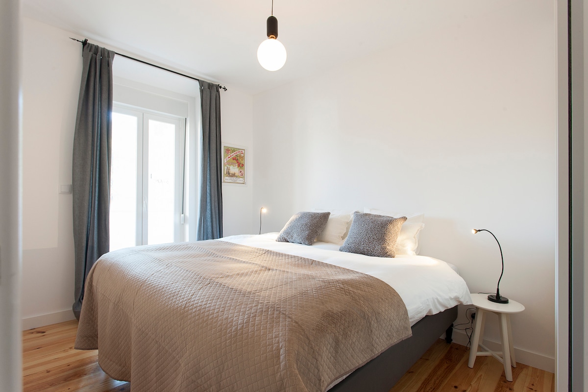 Posteľ s veľkosťou King v spálni