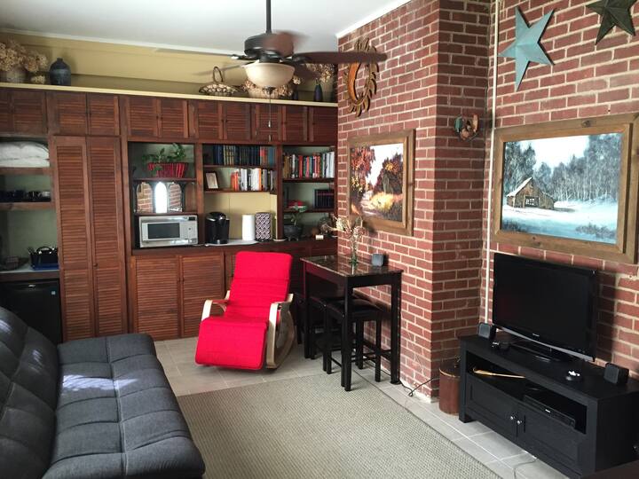 พื้นที่สตูดิโอขนาดใหญ่มีศูนย์รวมความบันเทิงด้านเสียงรอบทิศทาง