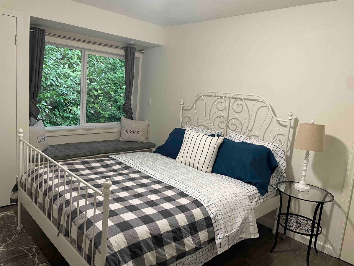 חדר שינה ראשון עם מיטת קווין סייז