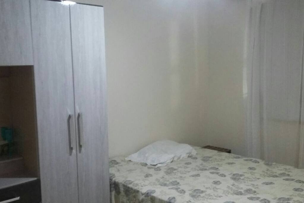 Quarto com cama de casal