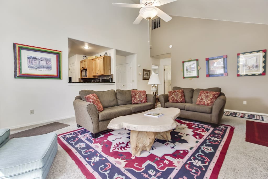 Couch,Furniture,Indoors,Room,Kitchen