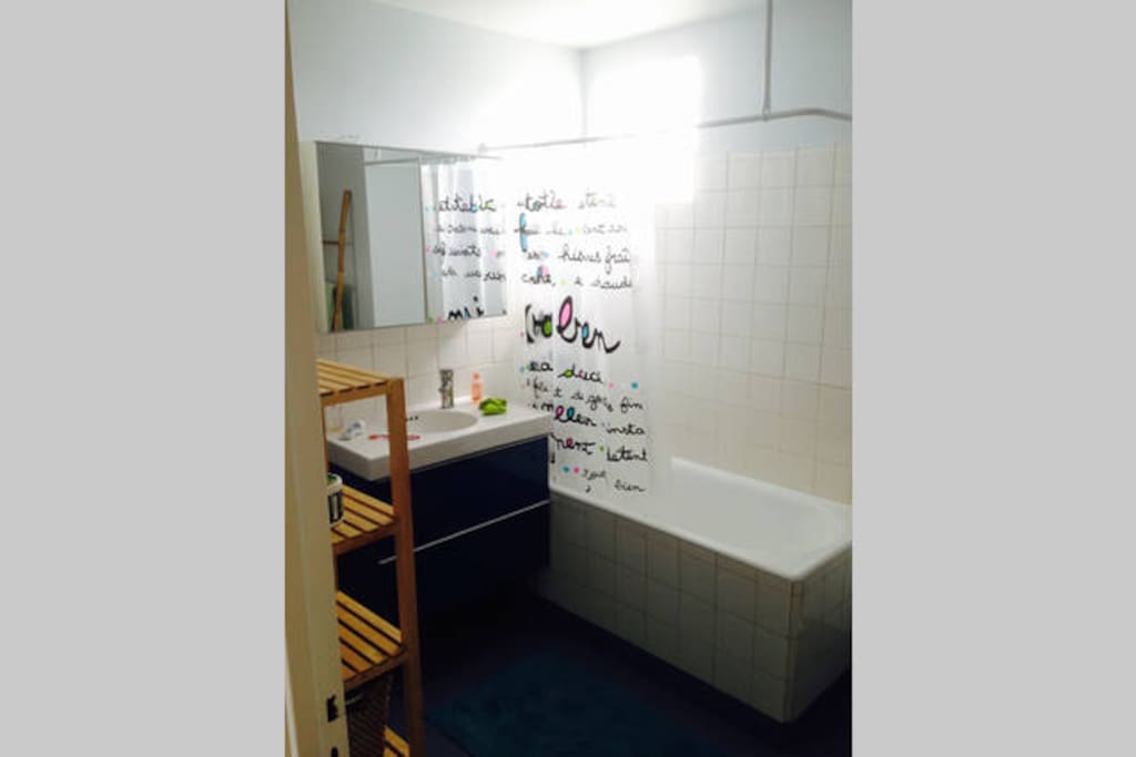 salle de bain avec baignoire
