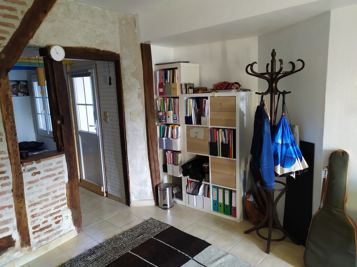 Popular Airbnb listing: Studio Atelier musical in Tours