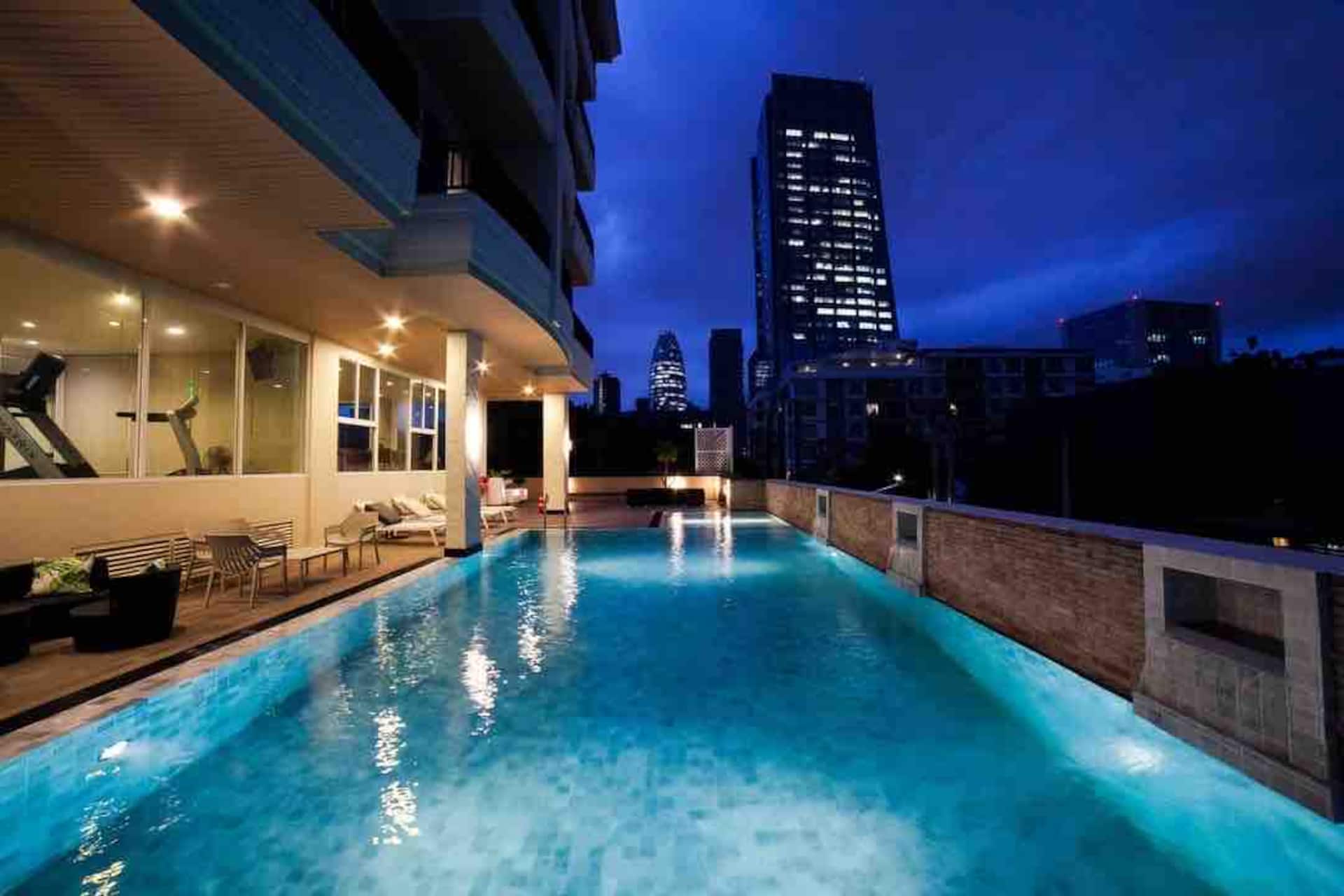 Spacious 2 Bedroom Apartment near BTS-non smoking