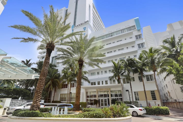 Fontainebleau Hotel Suite Junior Grande, Acceso Gratuito Al Spa Y Servicio De Valet - Miami Beach, FL