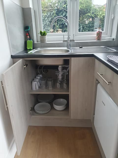 Successful Airbnb property: bright, very clean chalet for 1 or 2 people. in Liverpool