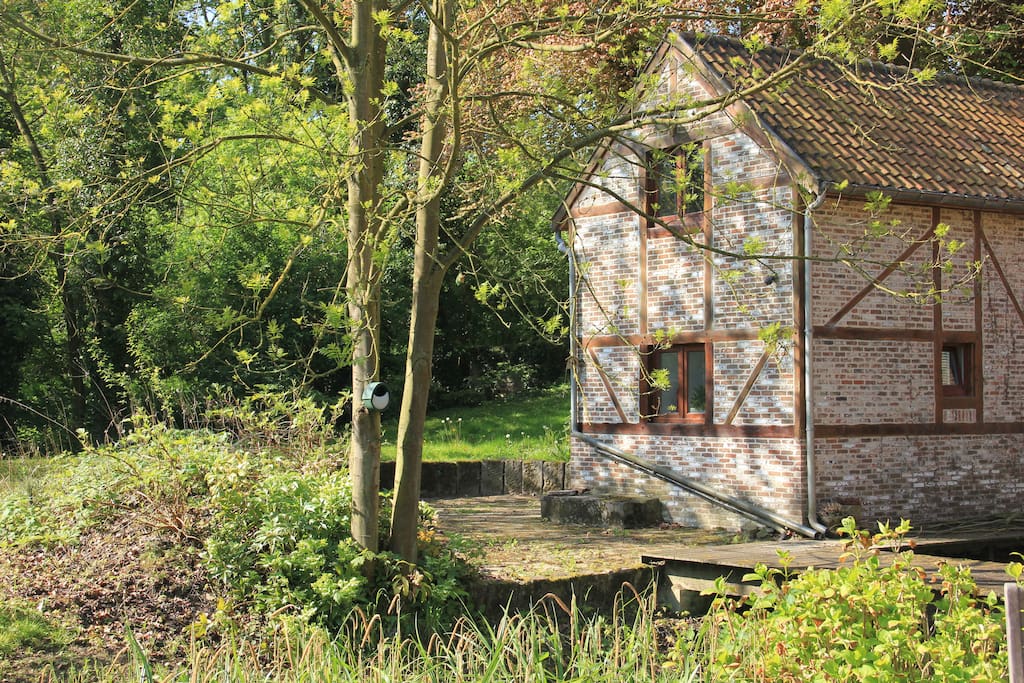 Het molenhuisje, deze foto is getrokken vanuit onze tuin aan de overkant van de beek.