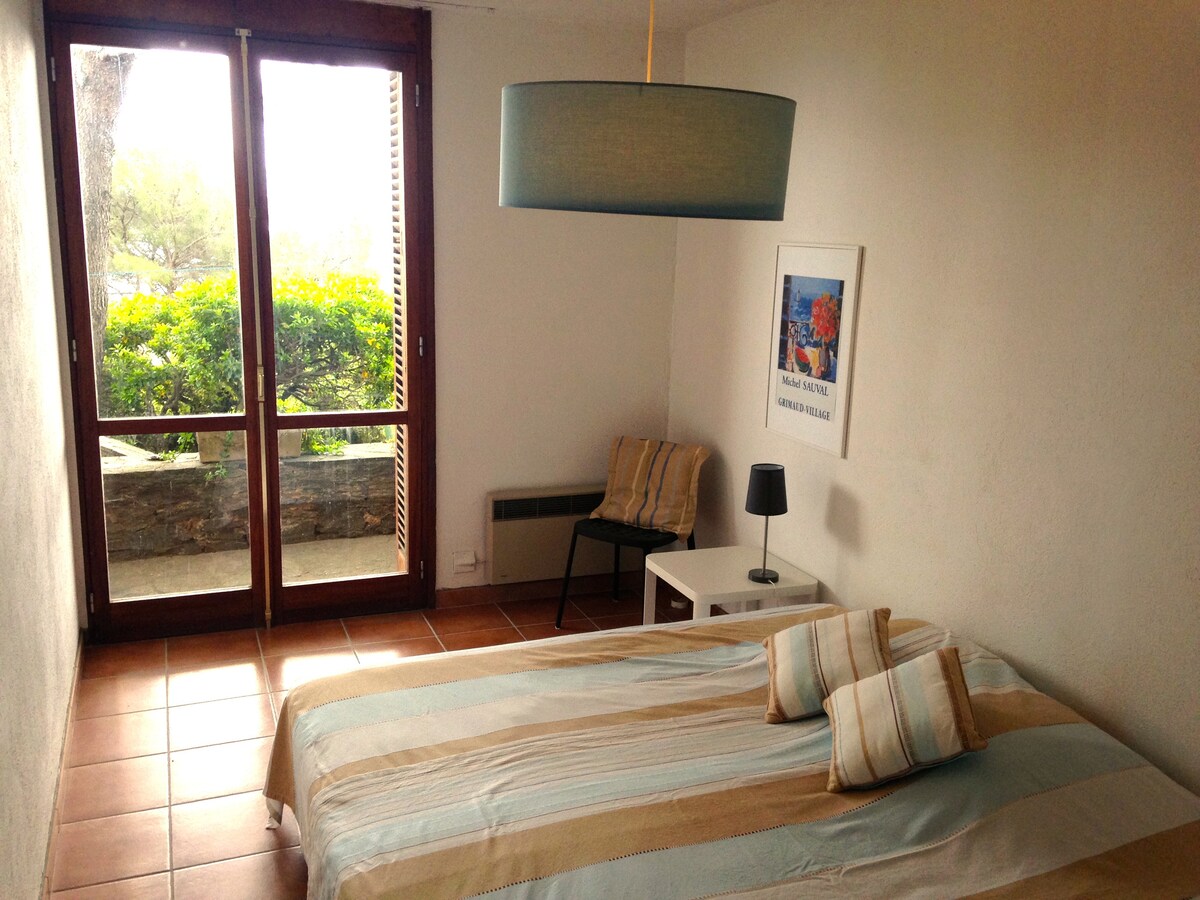 ห้องนอนขนาดใหญ่มีเตียงแยกต่างหากสองเตียง