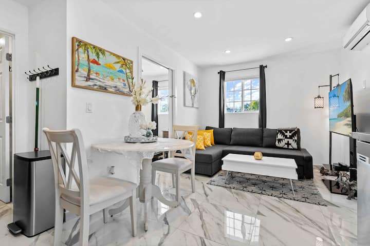 New! Remodeled Private, Gated, Comfy, Guest House - Los Angeles, CA