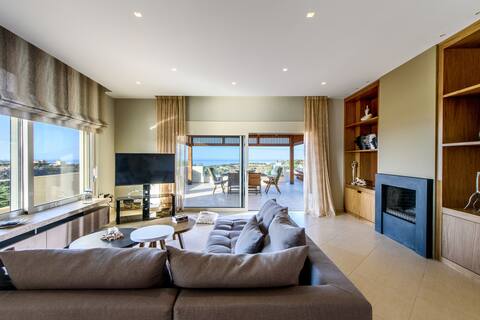 Popular Airbnb listing: Villa Belle Helene, 4 bedrooms, pool, Jacuzzi in Δήμος Χερσονήσου