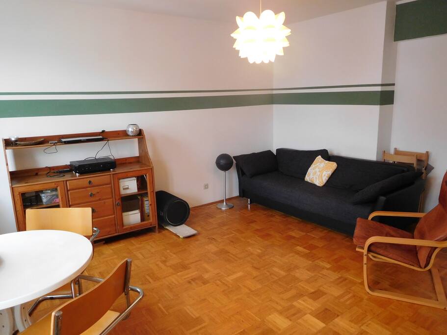 Wohnzimmer mit ausziehbaren Schlafsofa