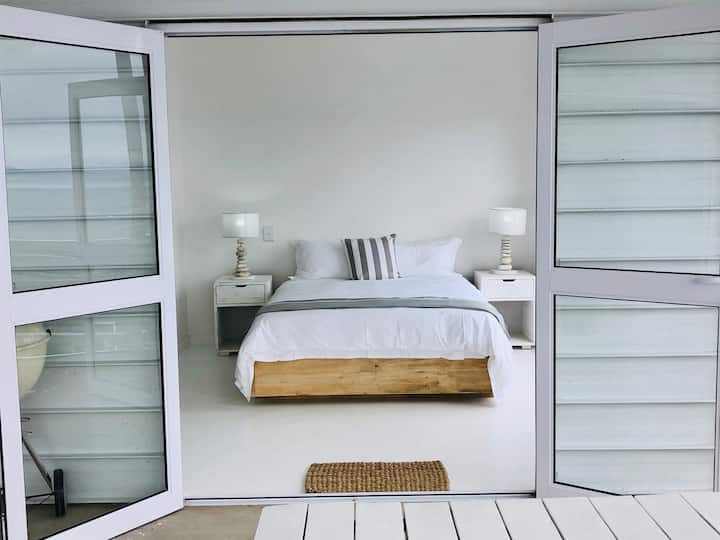 Chumba kikuu cha kulala kinachofunguka kuelekea sitaha