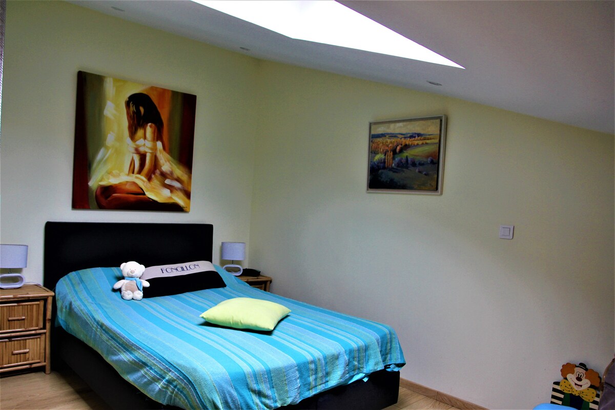 Spavaća soba 4 - Krevet 140x200 i 90x200 - Velux motorizirani - komoda - noćni ormarići - budilica