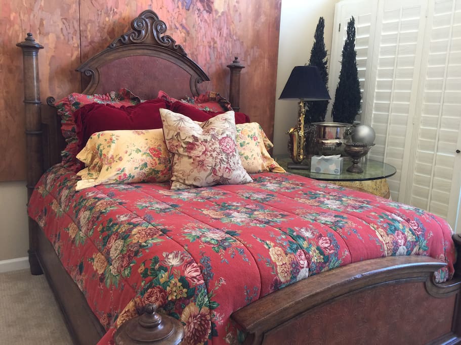Bedroom with Queen size bed
