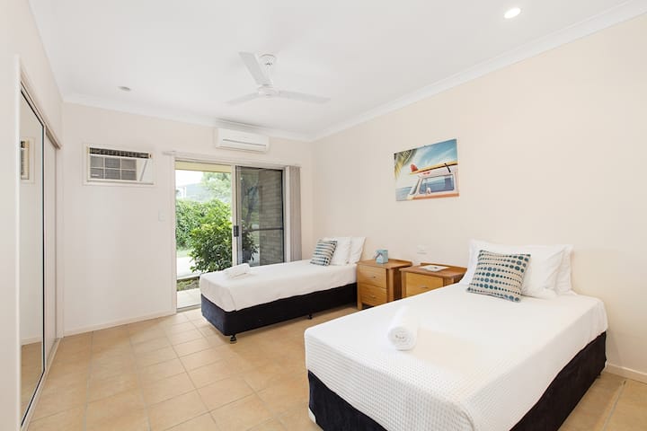 Საძინებელი 3 - ორი Long Singles ან zipped ერთად, რათა მეფე ზომა საწოლი - დიდი ნიავი.