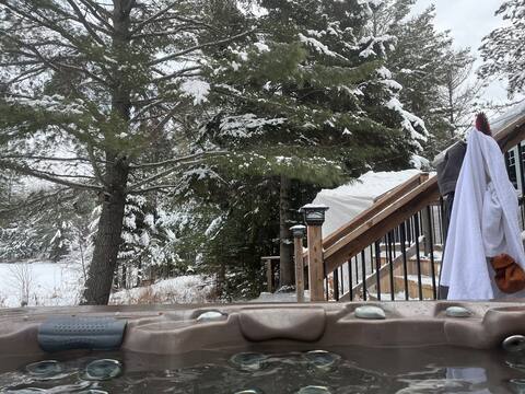 Little lake house BIG hot tub & Sauna views