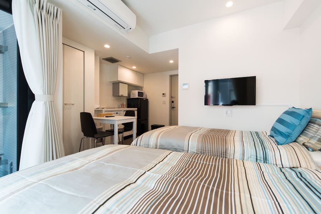 Studio apartment with 2 single beds, TV and laptop working space