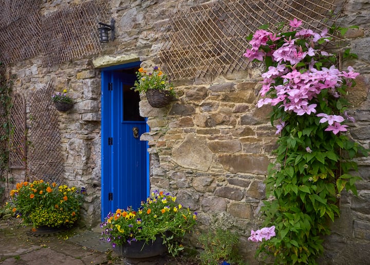 The Courtyard Gamekeeper's Cottage Guesthouses for Rent in Whitegate