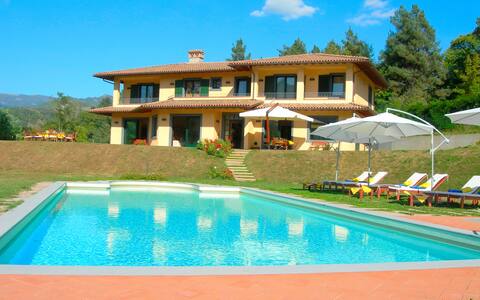 Large villa & pool, views, market town easy walk