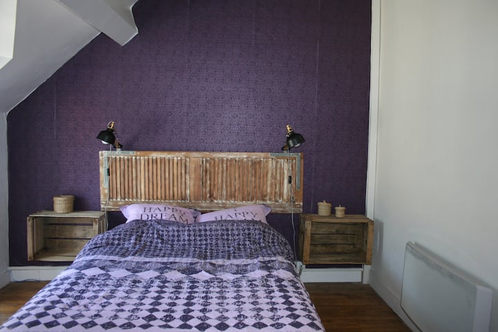 Големата спална соба има двоен кревет (140x190) и единечен кревет (90x190)