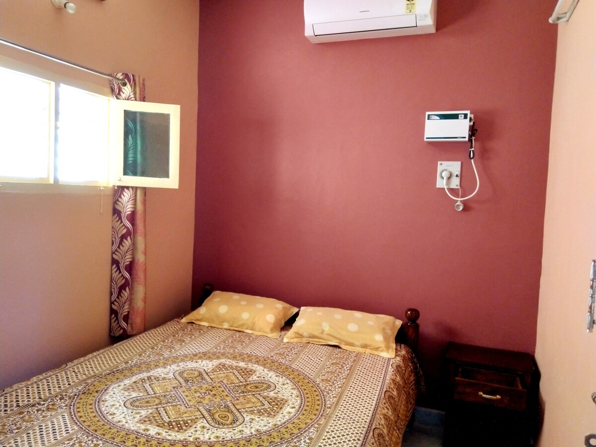 Chumba cha kulala-Queen bed- Air conditioning-Natural light-Fan