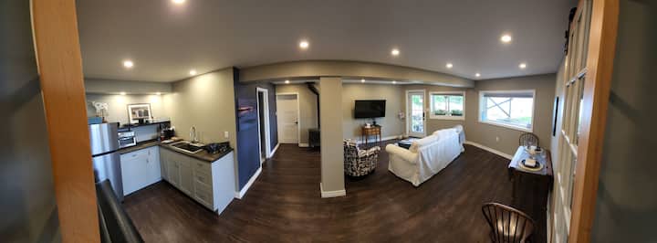 Moonglade Inn, Cozy 2- Bedroom, Waterfront Flat. - Greater Napanee
