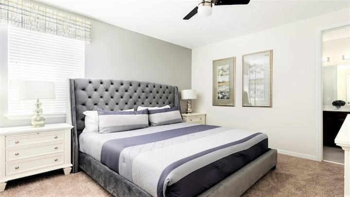 Profitez du confort royal dans la chambre king size, où un lit de luxe occupe le devant de la scène, agrémenté par la commodité d'une télévision stratégiquement placée.