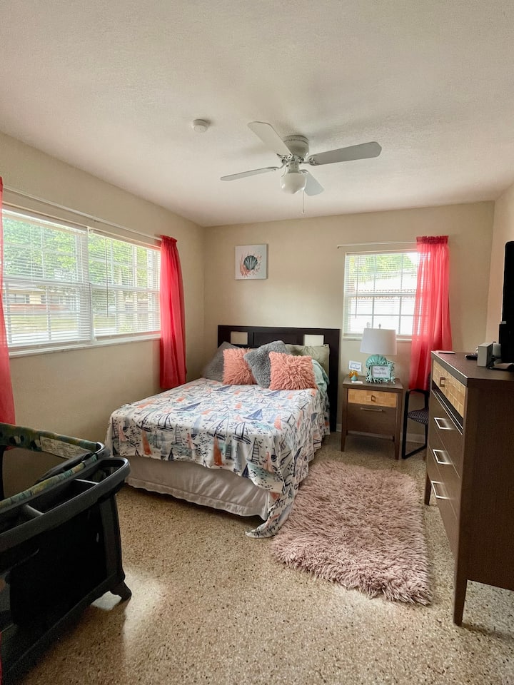 Chumba cha kulala cha pili na kitanda kamili. Peni ya kucheza pia hutolewa 