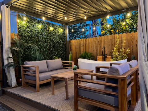 Unique Oasis / The Dreamy House (W/ Backyard Tub)