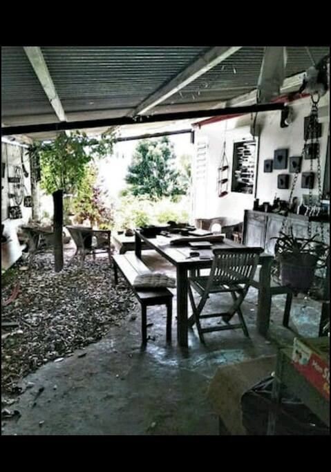 Terrasse commune - place à wifi - frigo - et café.
Vous devez traverser le jardin pour accéder à la cuisine, terrasse et sanitaires.