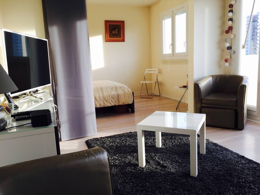Le séjour avec vue sur la chambre séparée par une paroi japonaise