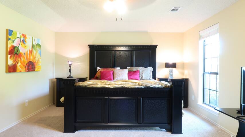 Deluxe Master pvt  luxury bath @ 4 acre city villa