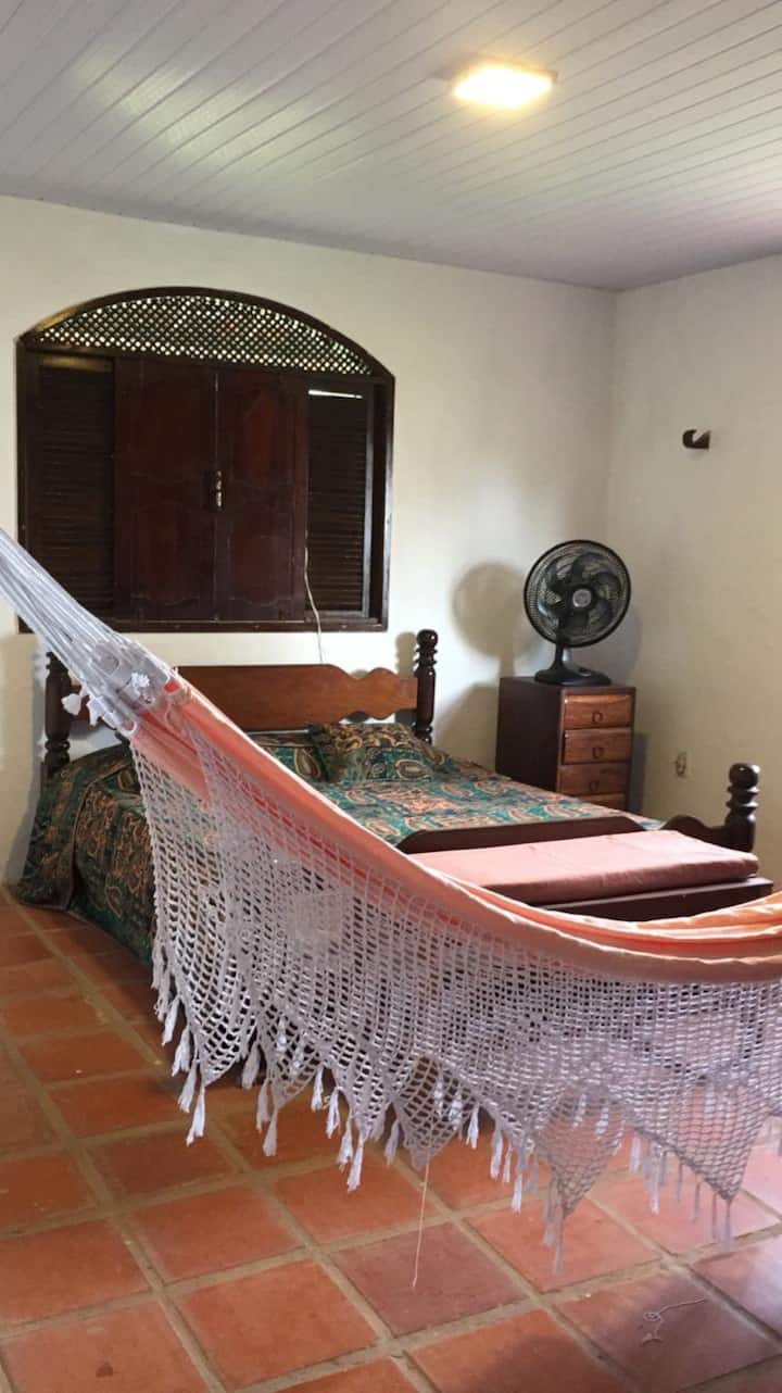 Საძინებელი 1: ორადგილიანი საწოლი, ჰამაკი და ფანჯრები ზღვის ხედით