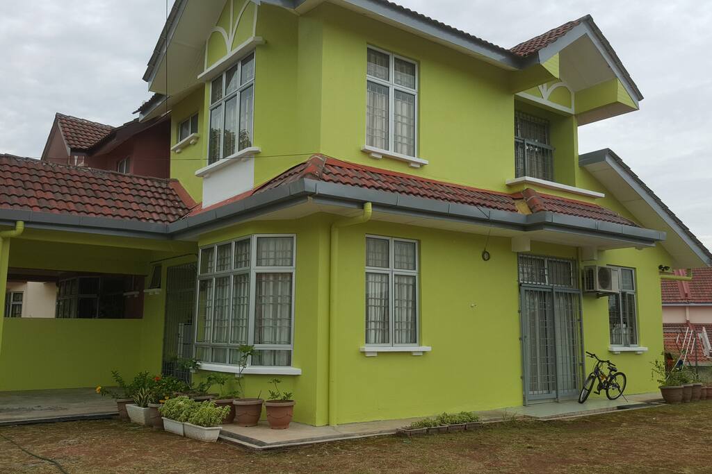 Pemandangan Luar Rumah