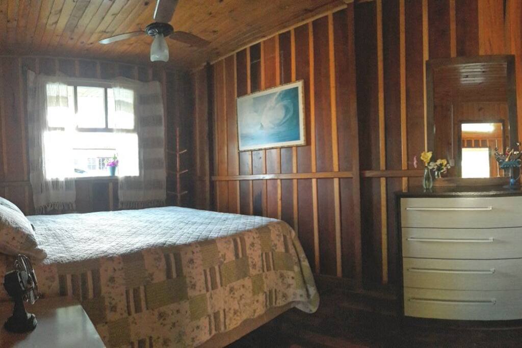 Quarto maior, cama box queen size.
