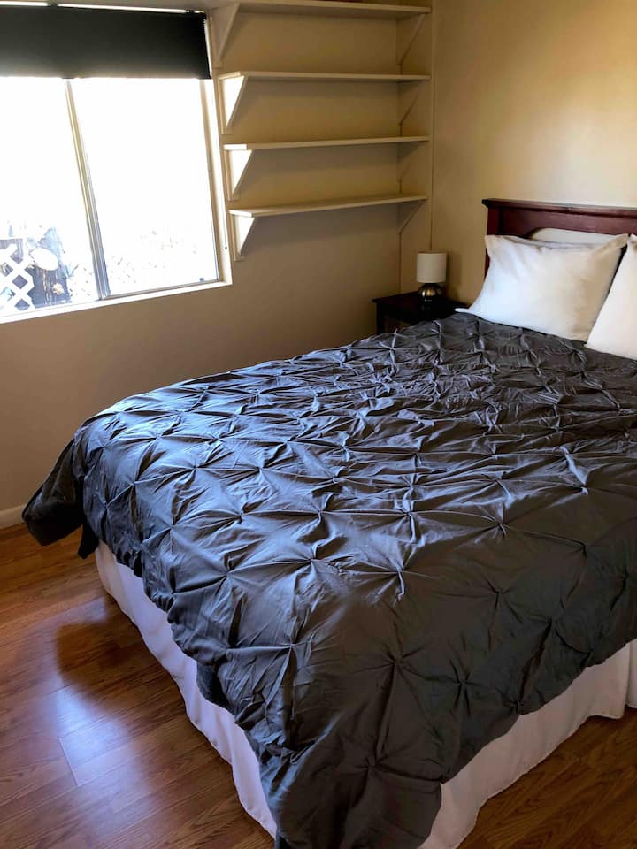 Спална соба со брачен кревет (широк 150-1