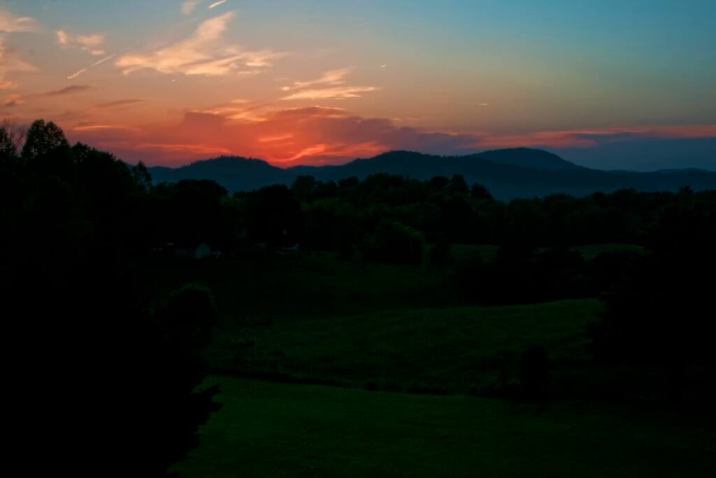 This cabin has a beautiful view at night.