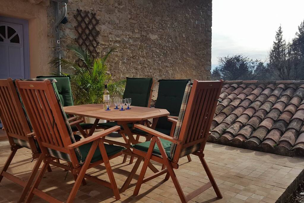 Die Dachterrasse mit Eingängen ins Appartement und ins zusätzliche Doppelzimmer