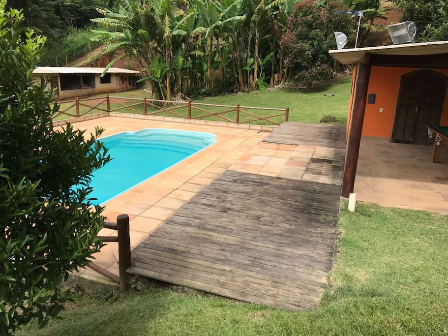 Deck da piscina para relaxar.