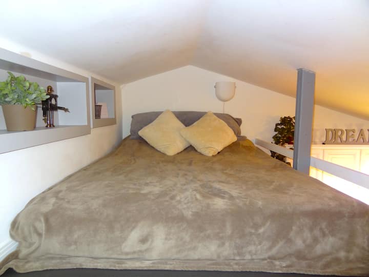 Cómoda cama loft doble XL y estanterías