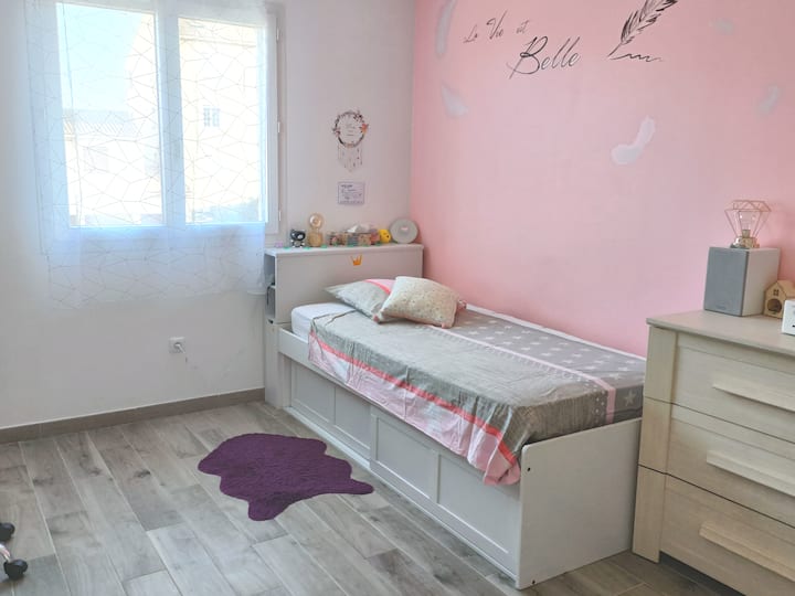 Dhomë gjumi 3 me krevat tek