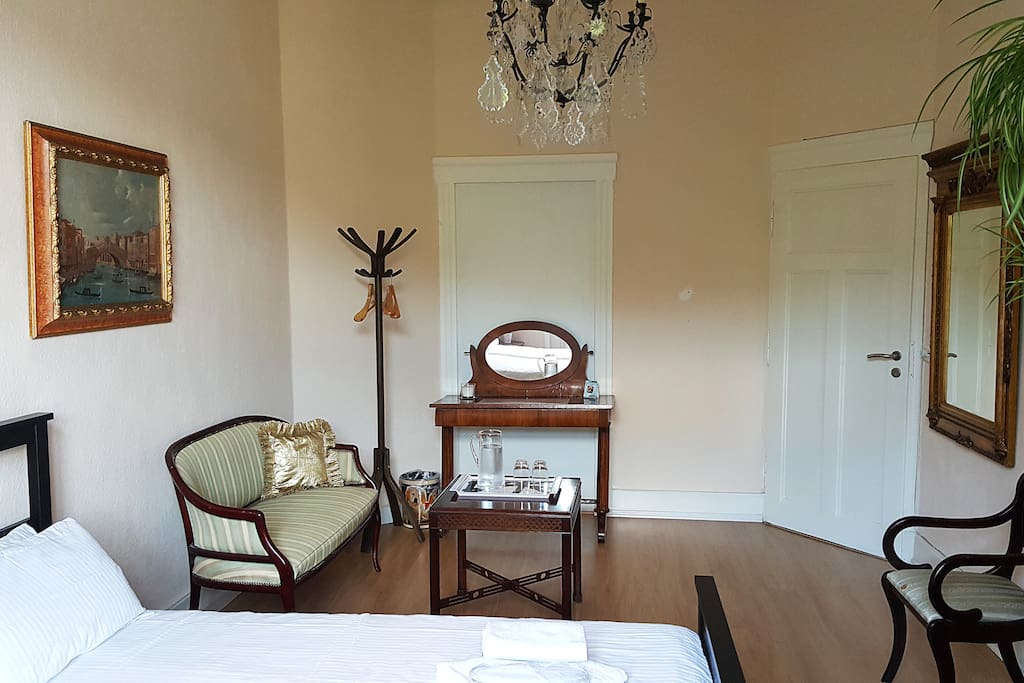 Big and cozy guest room with a view to the peaceful front yard. WiFi is included